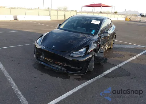 2022 Tesla Model Y Performance Dual Motor All-Wheel Drive z USA, uszkodzony, nr VIN 7SAYGDEF1NF575190